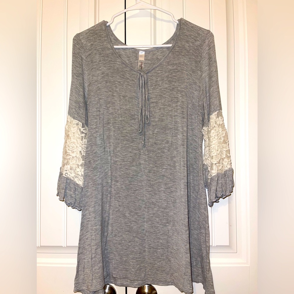 Compass Trading Co. Grey Flowy Top. Large.
